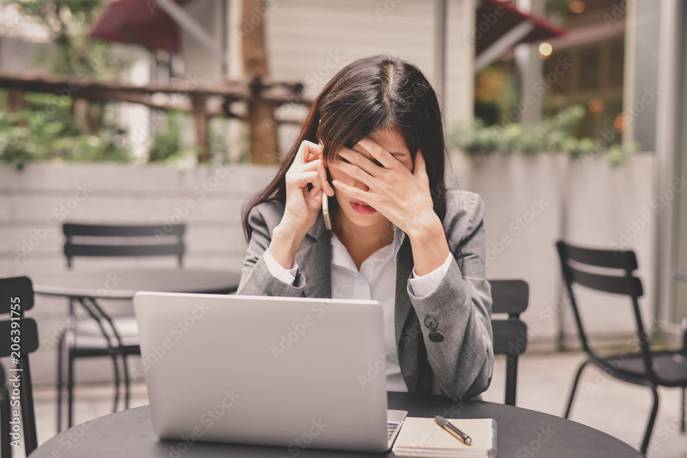 Business Concept. Young businessmen are feeling bad. Young businesswoman is sick. Asian business girl is stressed about her work. Businesswomen are unhappy at work. Business Concept. Young businessmen are feeling bad. Young businesswoman is sick. Asian business girl is stressed about her work. Businesswomen are unhappy at work.