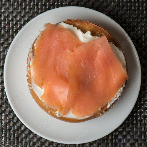 Φωτογραφία Toasted bagel with cream cheese and lox