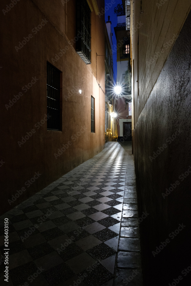 Gassen bei Nacht in Sevilla, Spanien (Andalusien)