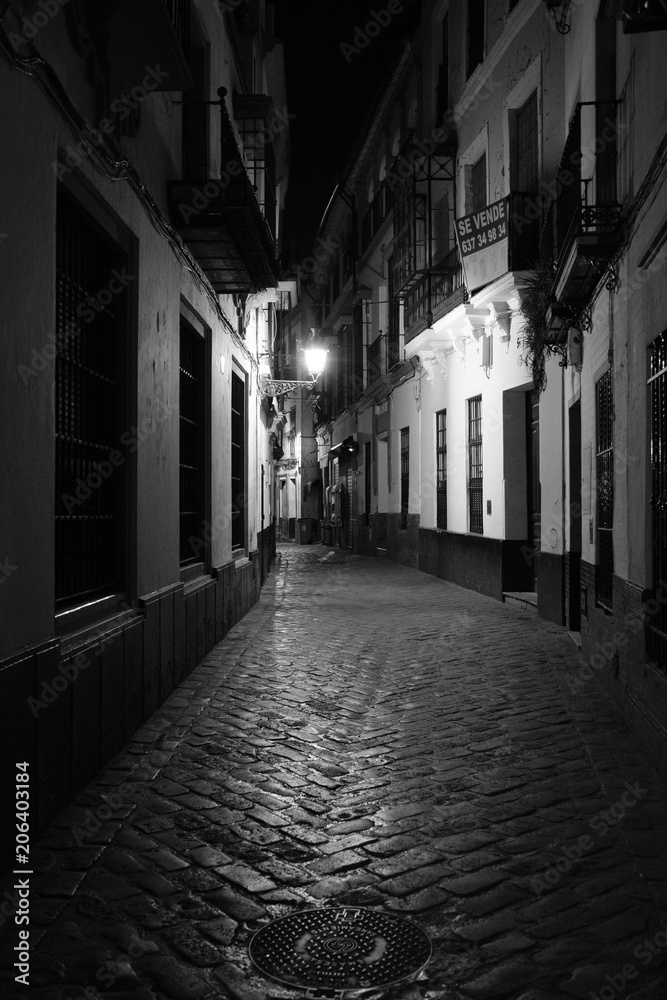 Gassen bei Nacht in Sevilla, Spanien (Andalusien)