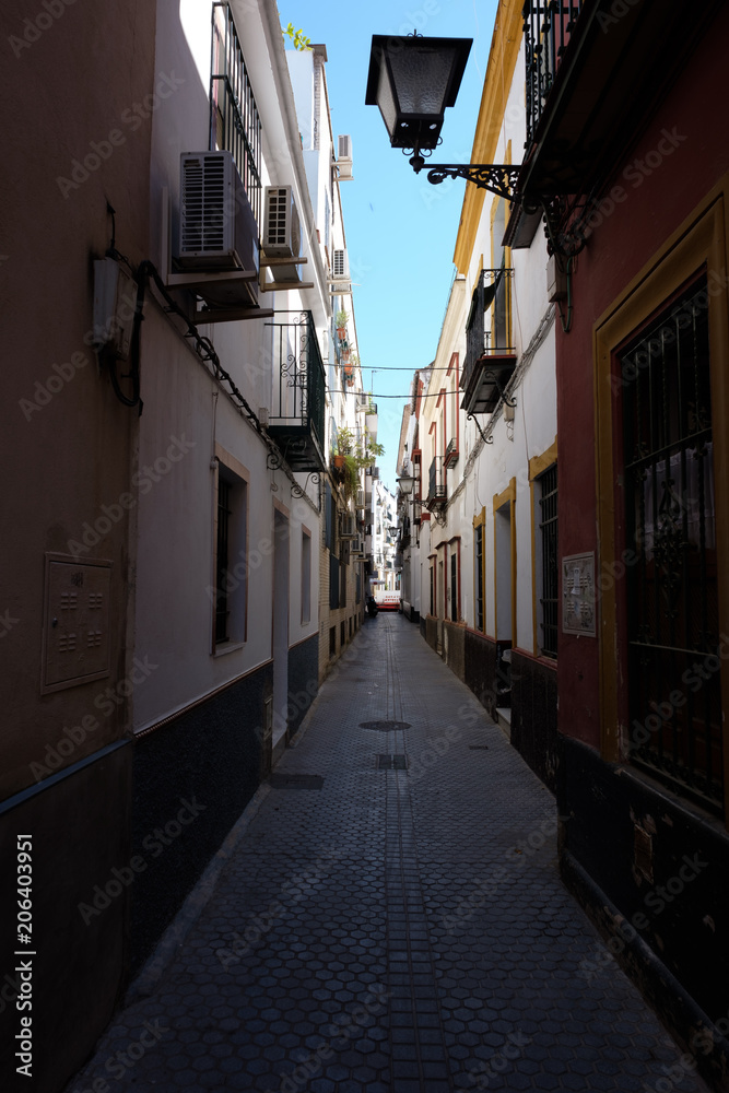 Licht und Schatten in den Gassen von Sevilla, Spanien (Andalusien)