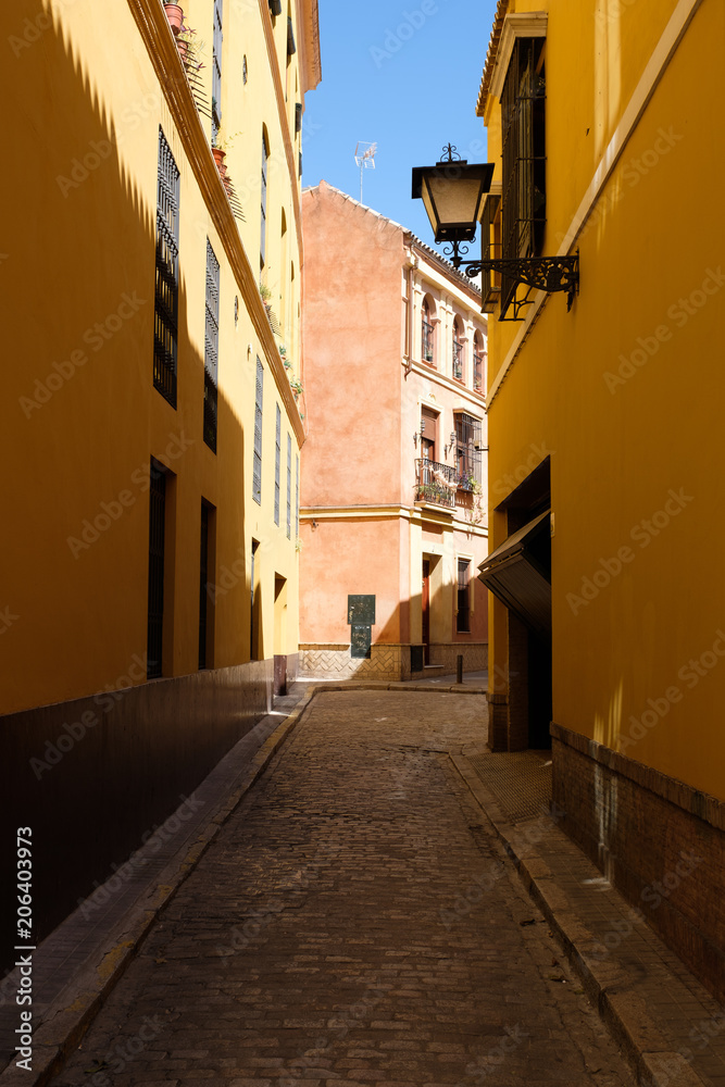Licht und Schatten in den Gassen von Sevilla, Spanien (Andalusien)