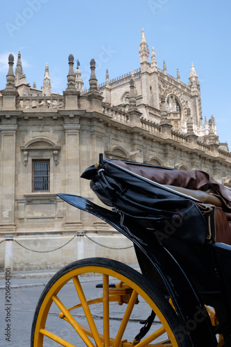 Kutsche vor Gotische Kathedrale in Sevilla, Spanien (Andalusien) photo