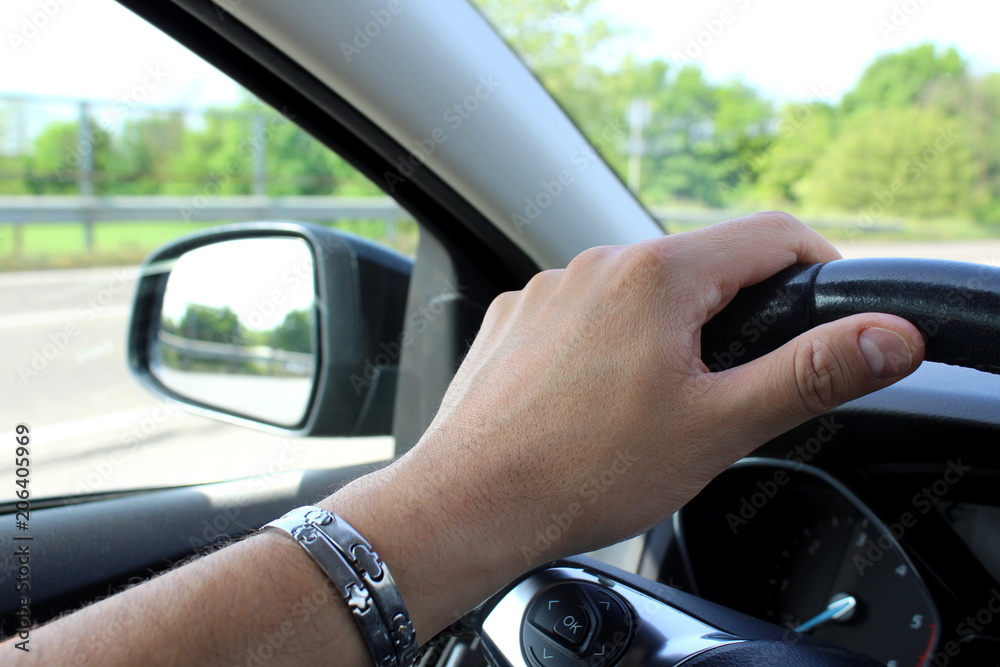 Uomo alla guida - viaggiare in sicurezza