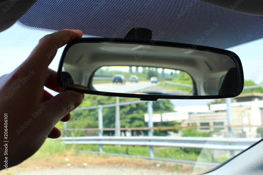 Specchio retrovisore dell'auto - partenza