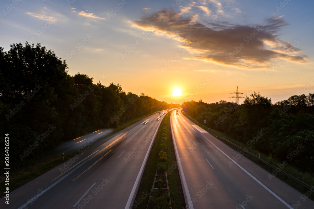 Autobahn im Sonnenaufgang