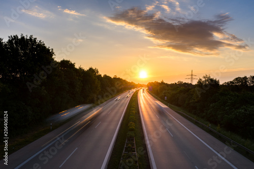 Autobahn im Sonnenaufgang