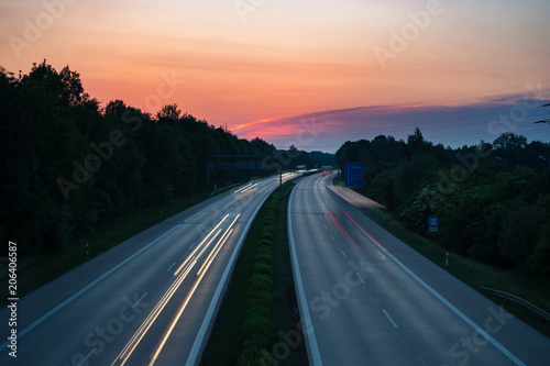 Autobahn bei Sonnenaufgang