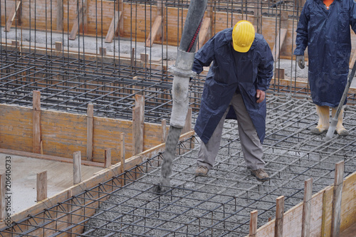 Operai in cantiere photo