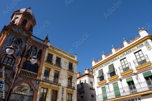 Blauer Himmel im Sommer mit Gebäude in Sevilla, Spanien 