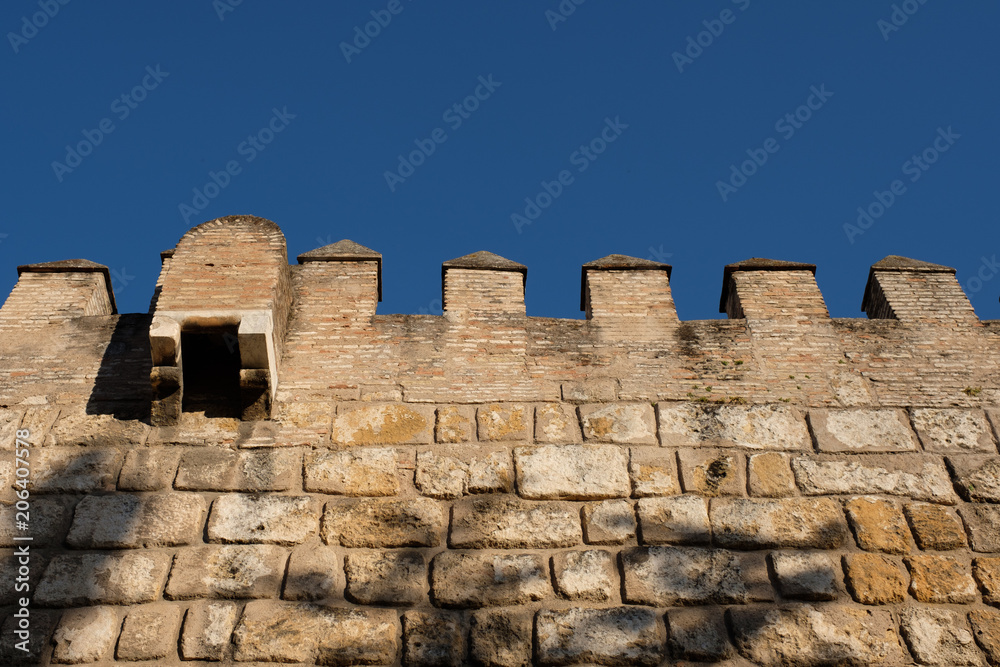 Turm mit Zinnen in Sevilla, Spanien (Real Alcazar) Turm mit Zinnen in Sevilla, Spanien (Real Alcazar)