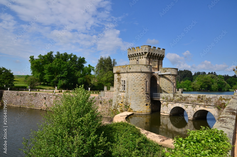 Fototapeta premium TOUR DE GARDE ET PONT LEVI CHÂTEAU LA CLAYETTE ( 14 éme Siècle ) BOURGOGNE FRANCE 