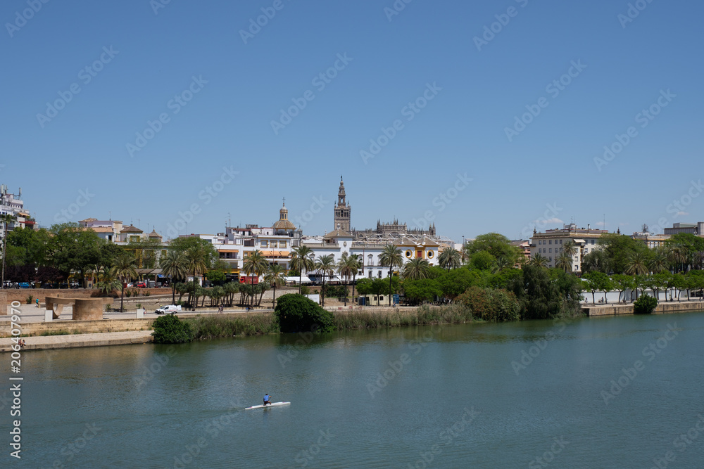 Fluss mit Blick auf gotische Kathedrale in Sevilla, Spanien (Andalusien)
