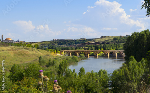 Foto Diyarbakir, Turkey historic ten-eyed bridge view(on gozlu kopru)