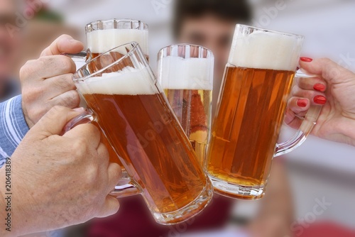 Canvas-taulu Anstoßen mit Biergläsern