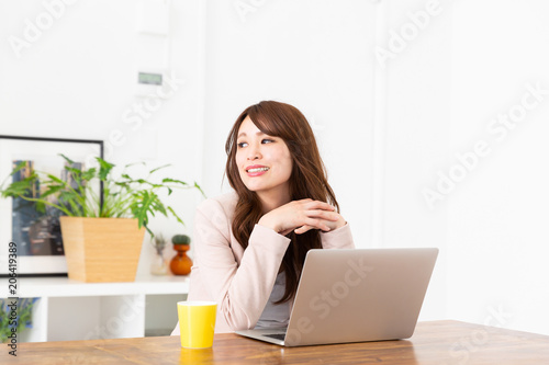 ラップトップコンピュータを見る女性　ビジネス © miya227