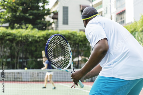 Two players in a tennis match © Rawpixel.com