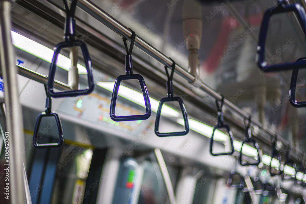 Obraz premium 地下鉄のつり革