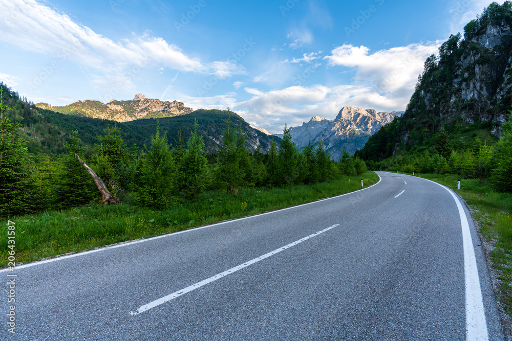 Naklejka premium Droga w Almtal