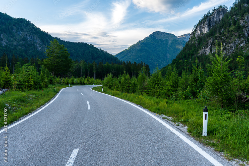 Fototapeta premium Straße im Almtal