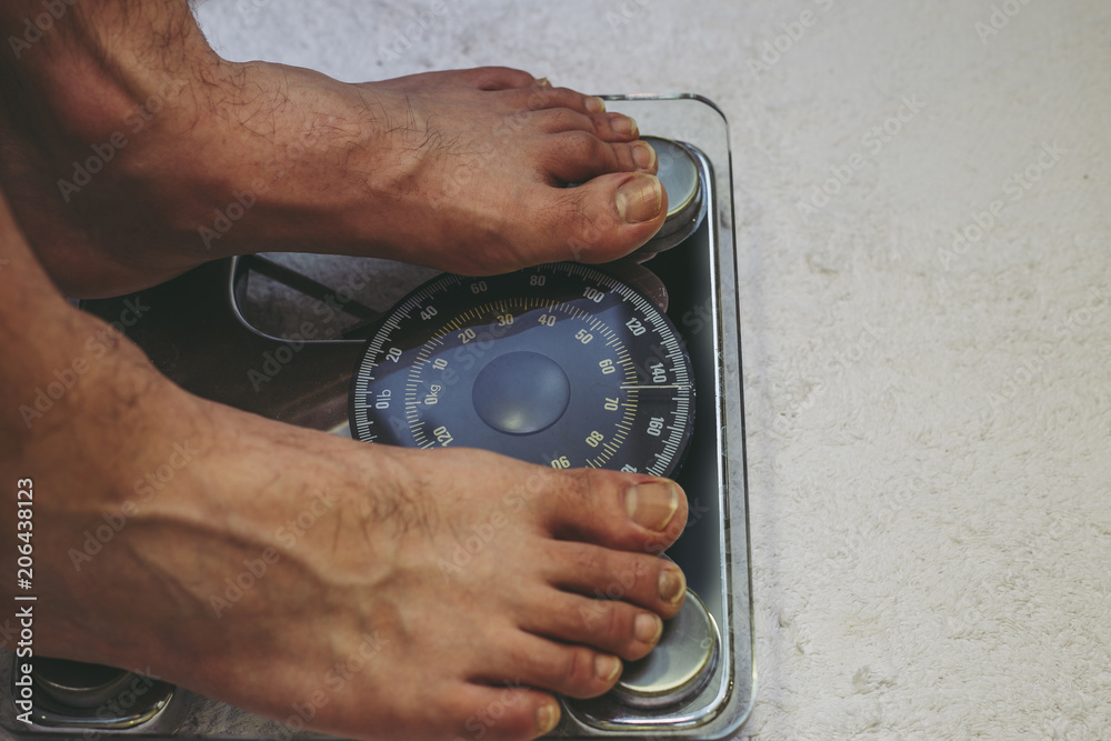 体重を測る男性
