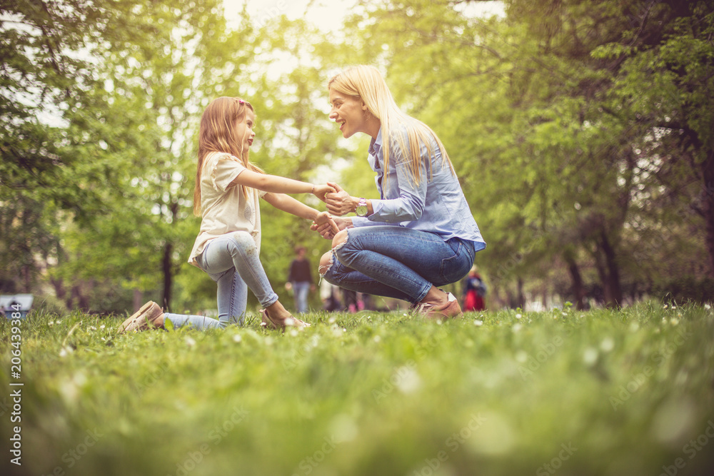 Fototapeta premium Funny conversation at park.