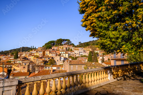 Foto Vue panoramique sur le village de Bormes les Mimosas, Provence, France en hiver