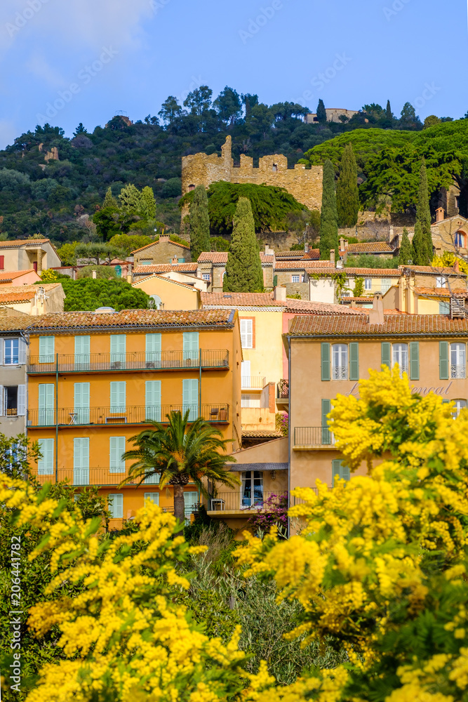 Vue sur le village et le château de Bormes les Mimosas. Photo verticale. Provence, France. Photo verticale.