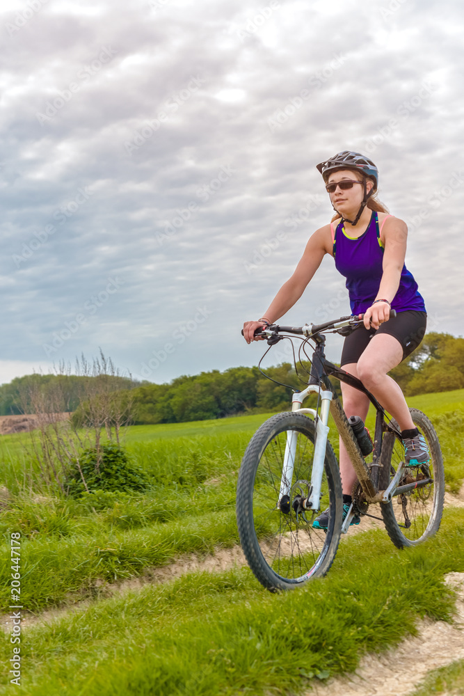 belle jeune fille en vtt belle jeune fille en vtt