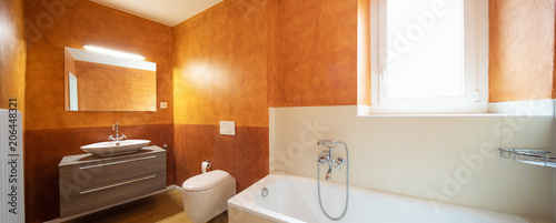 Fotografie Bathroom with modern finishes and orange walls