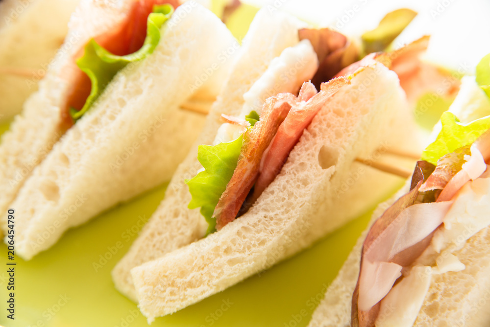 Tramezzini con speck, formaggio e verdura fresca Tramezzini con speck, formaggio e verdura fresca