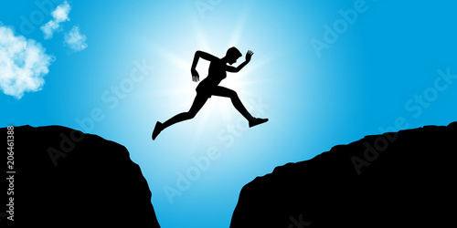 Fitness Person springt voller Mut zwischen Felsen