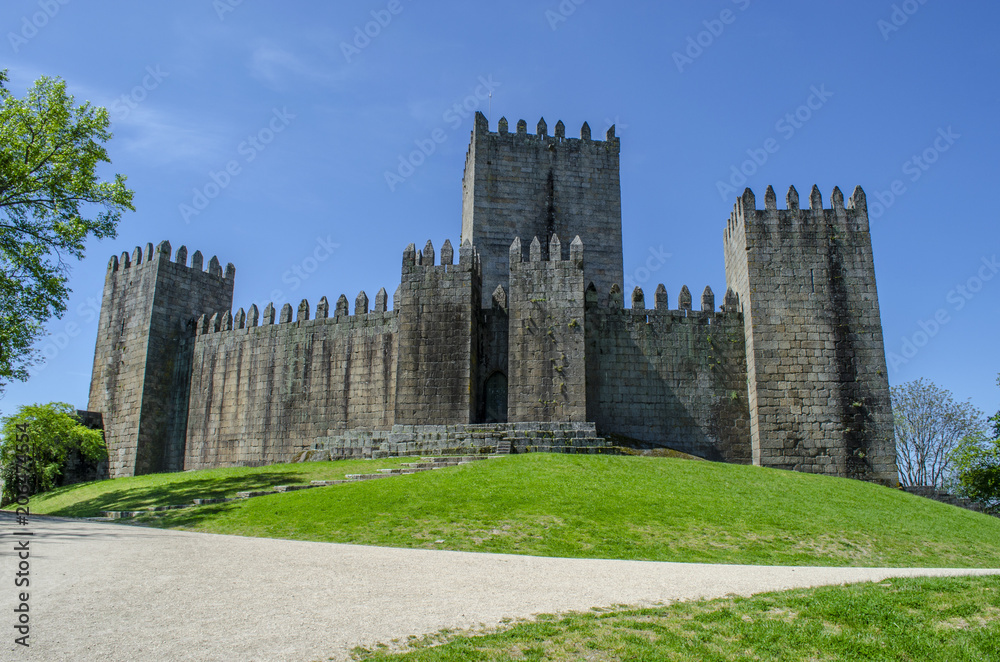 Castillo de Guimaraes en Portugal en un día soleado Castillo de Guimaraes en Portugal en un día soleado