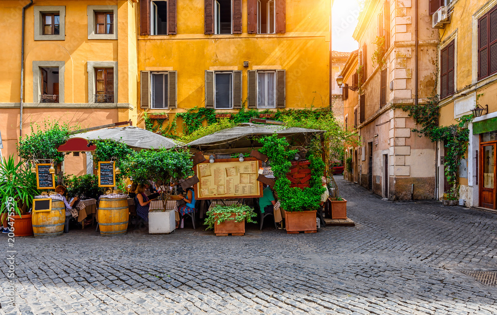 Fototapeta premium Widok stara wygodna ulica w Trastevere w Rzym, Włochy. Trastevere jest rione w Rzymie, na zachodnim brzegu Tybru w Rzymie, Lacjum, Włochy. Architektura i symbol Rzymu
