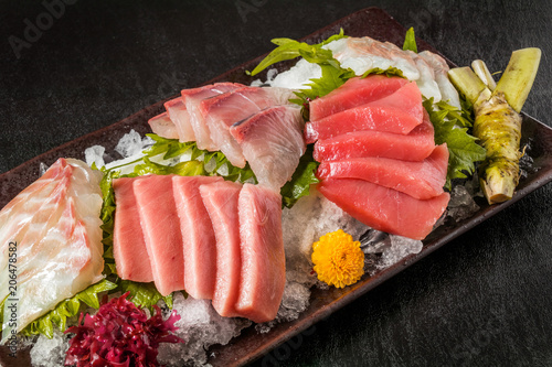 お刺身 sashimi (raw sliced fish, shellfish or crustaceans)