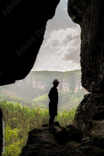 Silhouette eines Mannes auf dem Hinteren Raubschloß, Aussichtpunkt in der Sächsischen Schweiz photo