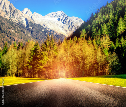 strada di montagna con bagliore accecante photo