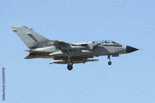 Avión de combate Panavia Tornado aterrizando photo