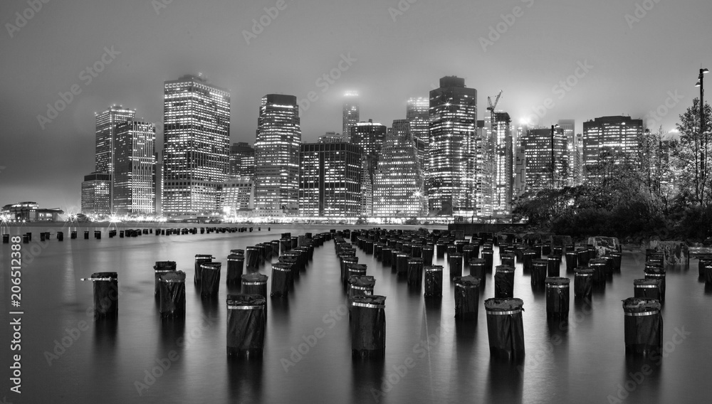 New York, skyline Manhattan di sera, in biaco e nero