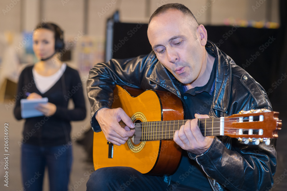 Obraz premium man playing on acoustic guitar