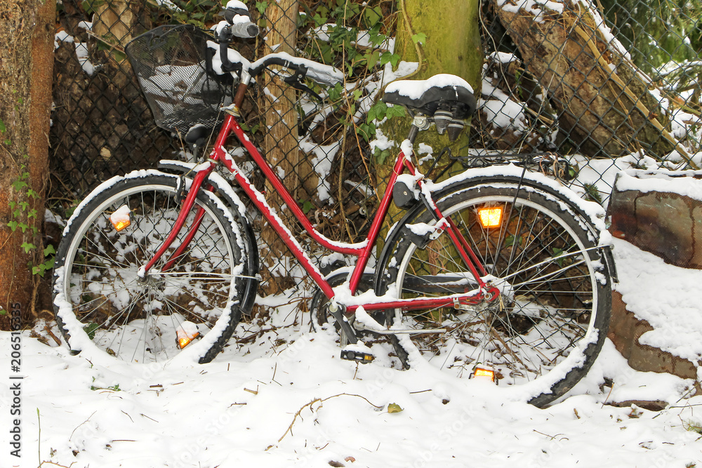 Rotes Fahrrad im Schnee