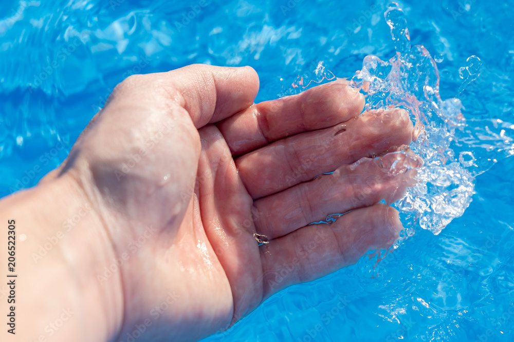 Fototapeta premium hand im Wasser 