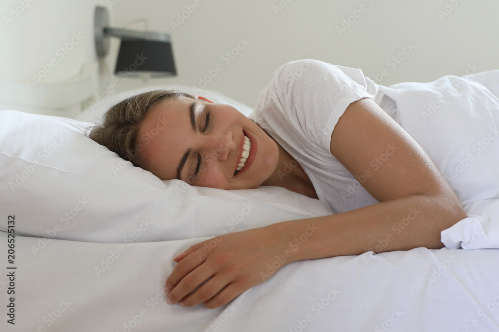 Hübsche Frau liegt lachend in ihrem Bett Hübsche Frau liegt lachend in ihrem Bett