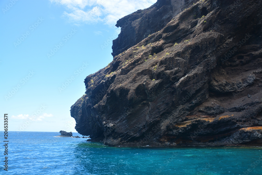 Fototapeta premium acantilado de roca volcánica