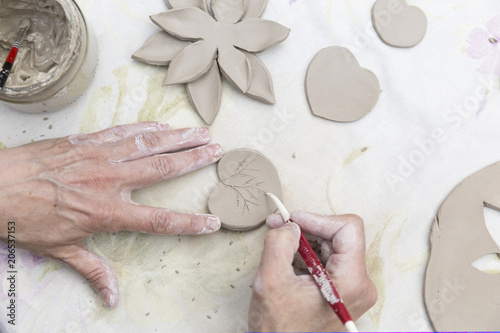 seramik atölyesinde seramik çamurundan biblo yapımı