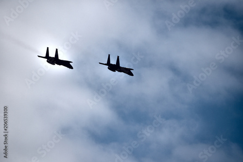 飛行する戦闘機