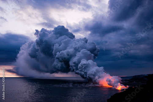 海に流れ込む溶岩と水蒸気雲 photo