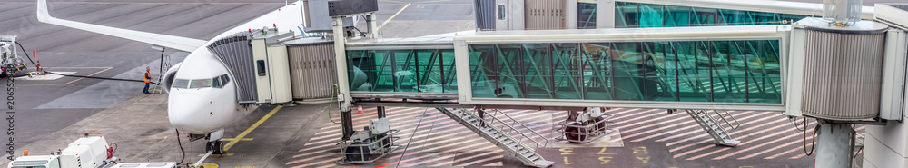 Naklejka premium mosty lotnicze i pokładowe na lotniskach