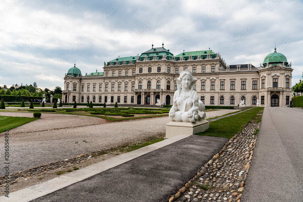 Fototapeta premium Wien Schloss Belevedere Park mit Skulpturen