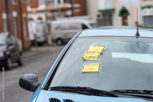 Φωτογραφία Penalty Charge Notice on Car Windscreen parked on British road in England